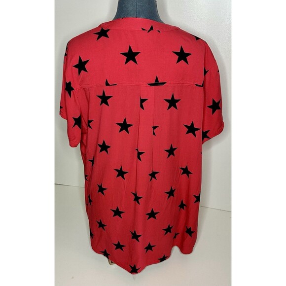 TORRID Harper Red Black Stars Rayon Short Sleeve Tunic Blouse Sz 2 Button Front - Picture 2 of 5